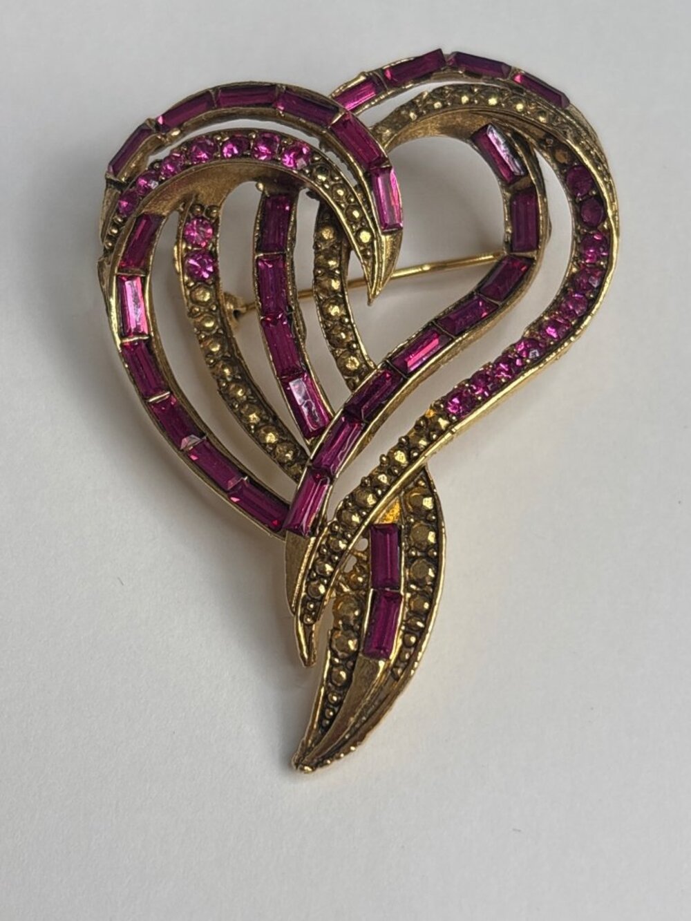 Vintage Weiss Magenta Pink Baguette Stone Double Heart Brooch Gold-Tone